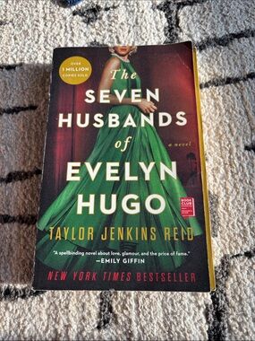 The Seven Husbands of Evelyn Hugo by Taylor Jenkins Reid - Green Cover Paperback
